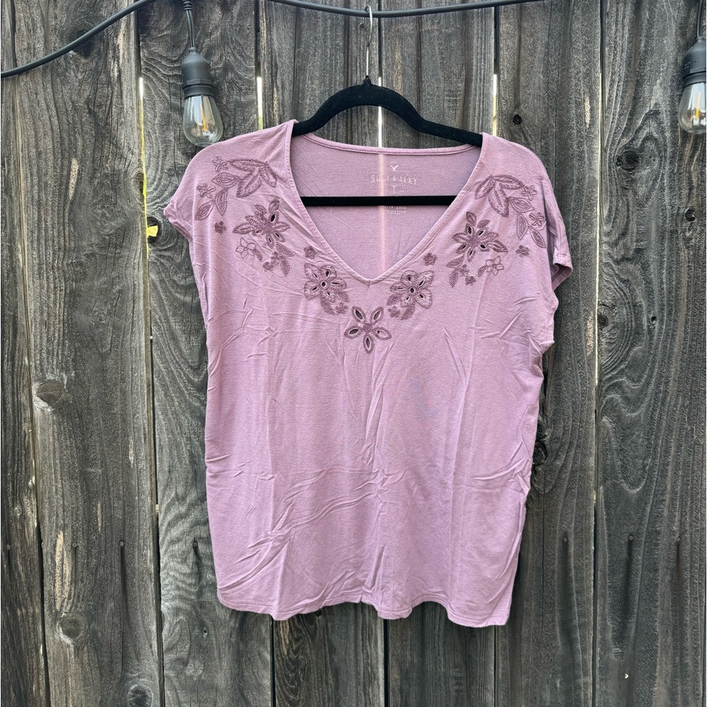 3/$15 CLEARANCE American Eagle Soft and Sexy Magenta Floral cutout blouse